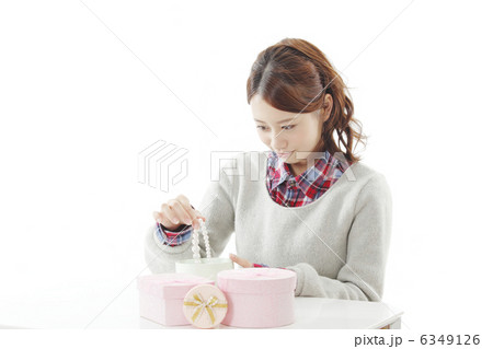 ネックレスを貰う女性 6349126