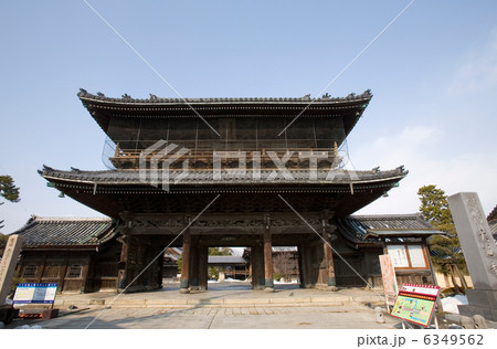 滋賀県長浜市大通寺の山門 滋賀県長浜市大通寺の山門 6349562