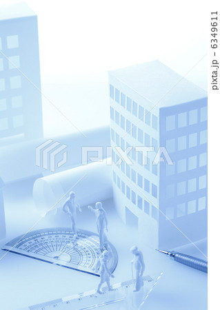 ペーパークラフトの家と図面と人物の模型 ペーパークラフトの家と図面と人物の模型 6349611