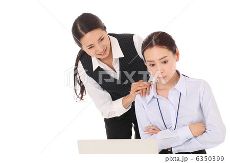 仕事で悩んでいる女性を励ます先輩 6350399