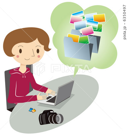 写真データの整理をする女性 6350497