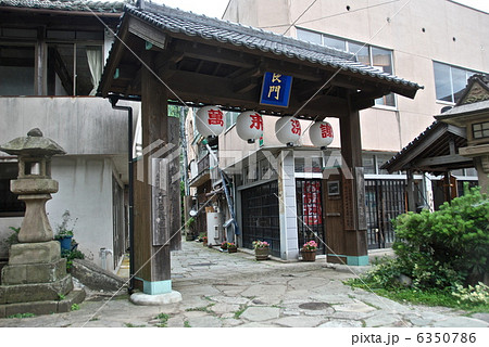 青石畳通りの門（島根県松江市美保関町美保関） 6350786