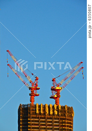 工事中のビル･クレーン（外堀通り／東京都港区赤坂） 6350807
