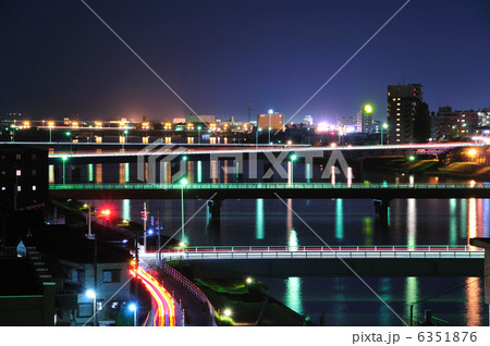 関屋分水に架かる橋夜景　 6351876