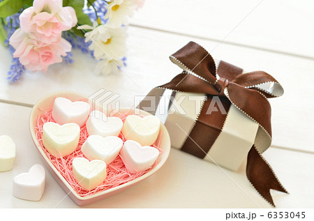 マシュマロとプレゼントボックス(斜めアングル) 6353045