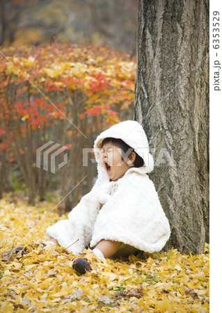 紅葉とあくびをする子供 紅葉とあくびをする子供 6353529