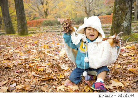 嬉しそうに落ち葉を持つ子供 6353544