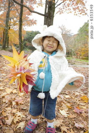 紅葉とお茶目な子供 6353549