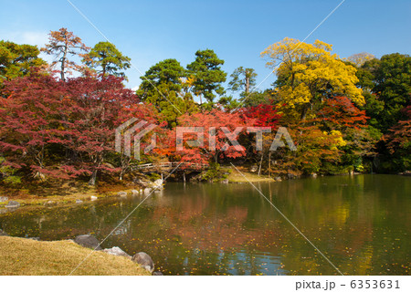 仙洞御所 南池の紅葉橋と出島 仙洞御所 南池の紅葉橋と出島 6353631