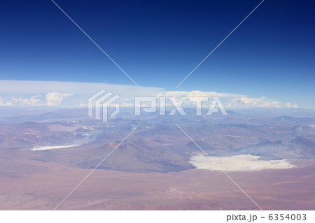 夏空に発生した積乱雲とアンデス山脈の高地砂漠に点在する塩湖 6354003