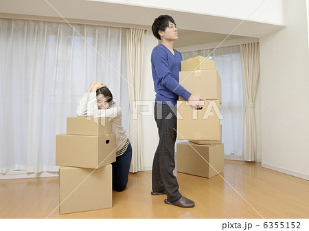 怒った顔で引越し作業する若いカップル 6355152