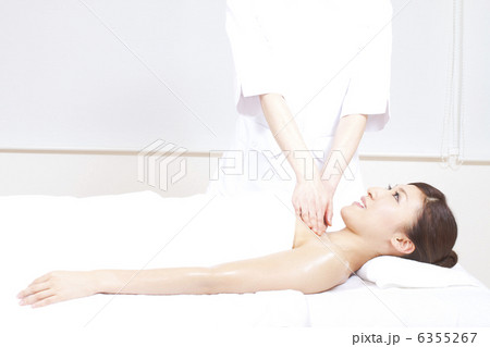エステを受ける女性 6355267