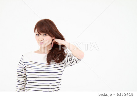 髪をさわる女性 6355419