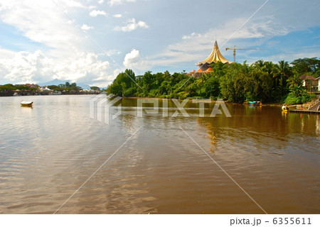 サラワク川・サラワク州議会議事堂(中央右)(クチン/東マレーシア・ボルネオ島) サラワク川・サラワク州議会議事堂(中央右)(クチン/東マレーシア・ボルネオ島) 6355611
