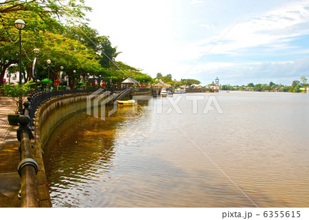 サラワク川の南側（クチン／東マレーシア･ボルネオ島） 6355615