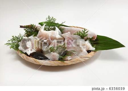 ふぐ てっちり 鍋食材 新鮮食材 魚介類 魚 高級魚 白身魚 ふぐ物切り ふぐ てっちり 鍋食材 新鮮食材 魚介類 魚 高級魚 白身魚 ふぐ物切り 6356039
