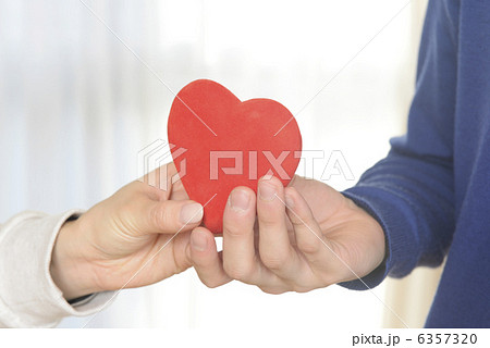 ハートをプレゼント 6357320