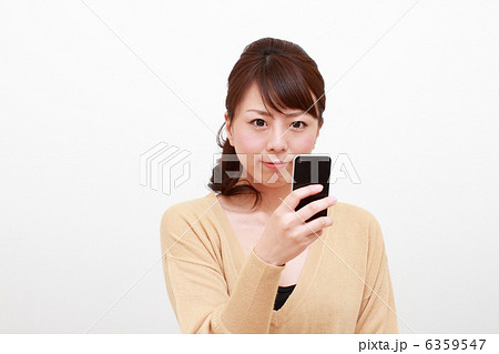 スマホを見る女性の写真素材 スマホを見る女性の写真素材