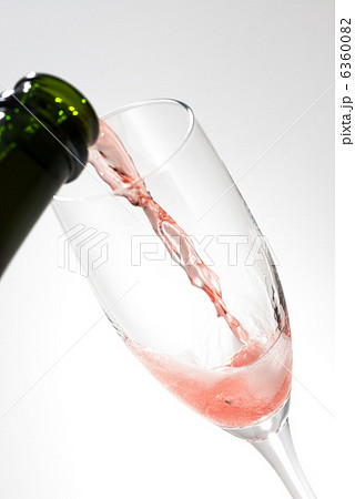 【ロゼ】スパークリング・ワインを注ぐ 【ロゼ】スパークリング・ワインを注ぐ 6360082
