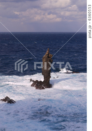 真冬の日本海の荒波に佇むローソク岩の景色 6360553