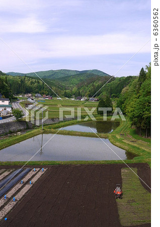 広島県北の田圃を耕す里山の景色 広島県北の田圃を耕す里山の景色 6360562