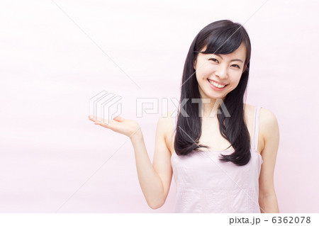 紹介する女性 6362078