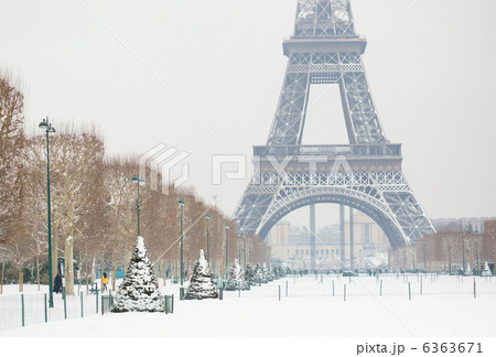 Eiffel tower covered with snow 6363671