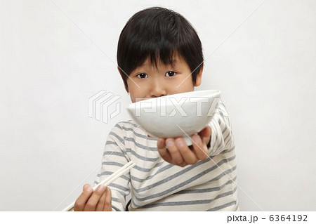 おかわりする子供 6364192