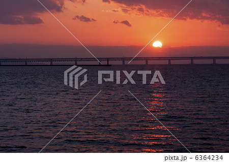 関空連絡橋と夕陽 6364234