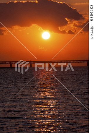 関空連絡橋と夕陽 6364238