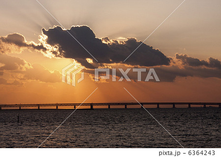関空連絡橋と夕陽 6364243
