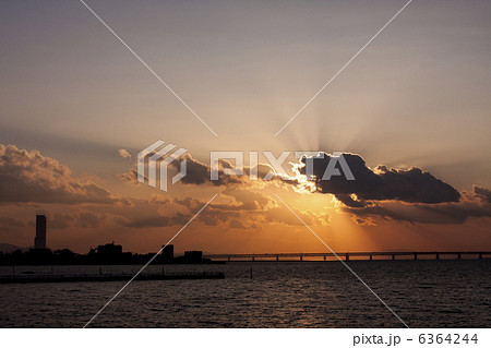 関空連絡橋と夕陽 6364244