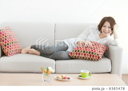 ソファーでくつろぐ笑顔の女性 6365478