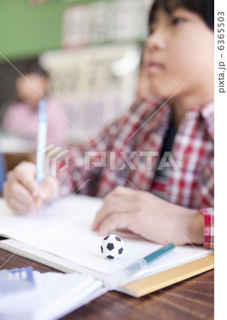 授業を受けている小学生の男の子 6365503