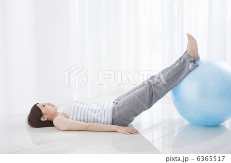 バランスボールでストレッチをする女性 バランスボールでストレッチをする女性 6365517