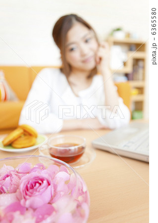 机の上に置かれたバラ 6365580