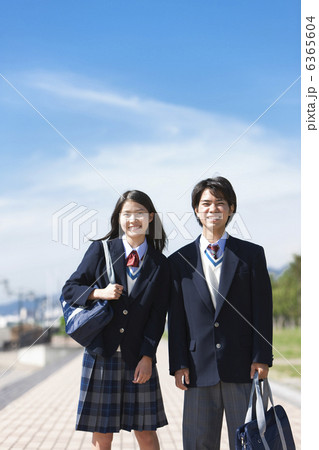 かばんを持っている笑顔の中高生の男女 6365604