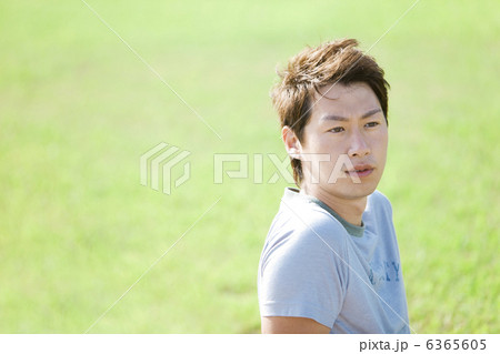 遠くを眺めている男性 遠くを眺めている男性 6365605