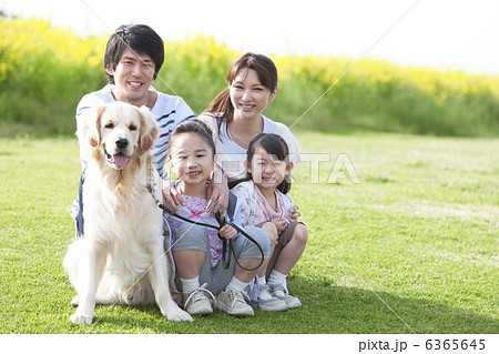 笑顔の4人家族と犬 笑顔の4人家族と犬 6365645