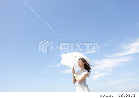 日傘をさす女性 6365871