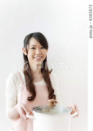 鍋を持っている女性 6365873