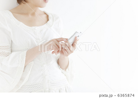 スマートフォンを操作する女性 6365874