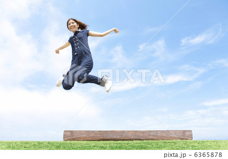 青空の下でジャンプする女性 6365878