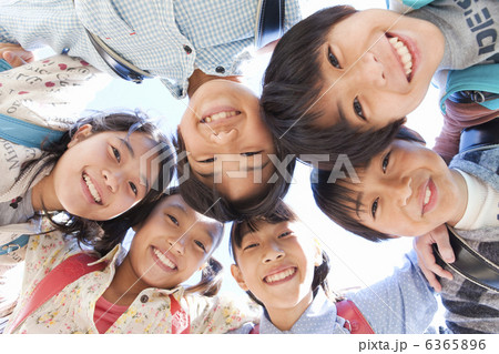 ランドセルを背負って輪になる笑顔の小学生6人 6365896