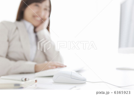 頬杖をつくビジネスウーマンとマウス 6365923