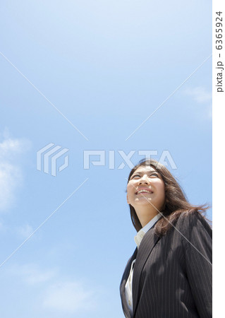 空を見上げるビジネスウーマン 空を見上げるビジネスウーマン 6365924