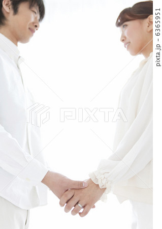 手を握っているカップル 手を握っているカップル 6365951