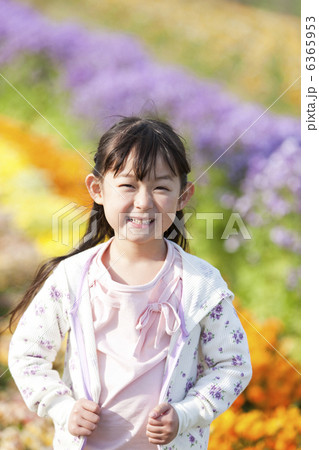 花畑で笑顔の女の子 花畑で笑顔の女の子 6365953
