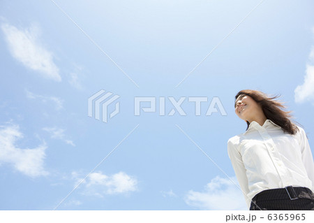 遠くを見ているビジネスウーマン 遠くを見ているビジネスウーマン 6365965
