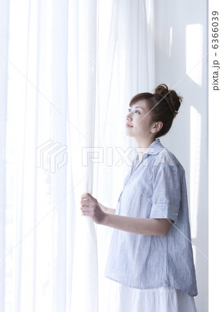 窓外を眺めている女性 6366039